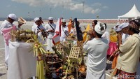 Upacara Melaspas ini digelar sebagai ungkapan syukur atas selesainya proyek perluasan apron tersebut.