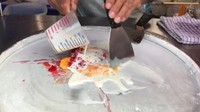 Shin juga ternyata suka makan es krim. Kali ini dia memesan es krim roll yang terbuat dari campuran buah. Sebelum es krim siap, Shin merekam proses pembuatannya dulu. Foto: Instagram shin lim