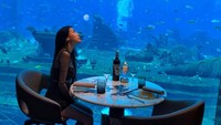 Debbie juga menikmati makan malam bawah laut di Hotel Sanya, Hainan. (yehdeb/Instagram)