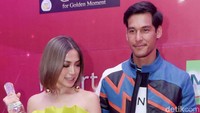Usai berpose berdua, Jessica Iskandar mengajak El Barack untuk berpose bersama. Pool/Noel/detikFoto.