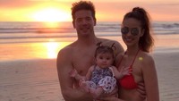 Sabrina diketahui memiiliki suami bernama Michael St Pierre dan telah dikaruniai seorang putri. Mereka hidup bahagia dan sering pergi liburan bareng. Semoga kasusnya cepat selesai ya Sabrina! (Instagram/@sabrinajales)