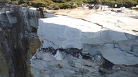 Traveler menyebutnya sebagai Wedding Cake Rock. Lokasinya di Royal National Park, Sydney, Australia (NSW National Parks and Wildlife Service)