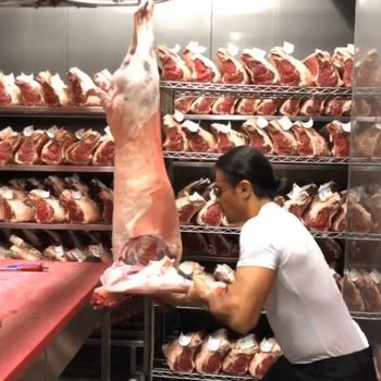 Bukan Daging Babi, Ini Daging yang Dipotong Salt Bae