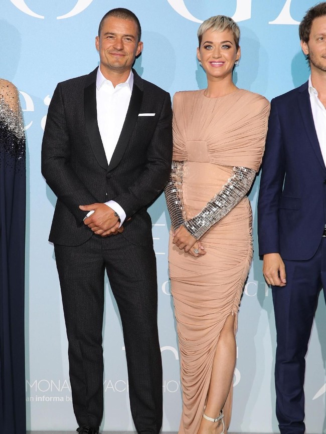 Menghadiri karpet merah acara Gala untuk Global Ocean di Opera of Monte-Carlo di Monako, pasangan ini terlihat bahagia dan menebar senyum. Foto: Getty Images