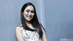 Gaya Santai Ayu Ting Ting dengan Daster dan Sandal, Yay or Nay?