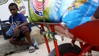 Pelintas kebanyakan datang dengan kartu kuning yang merupakan kartu khusus pengganti paspor bagi warga lokal Papua Nugini yang tinggal di perbatasan, Wutung. Penggunaan kartu kuning untuk warga Papua Nugini sama seperti penggunaan kartu merah untuk warga lokal Skouw yang akan berkunjung ke Papua Nugini. 