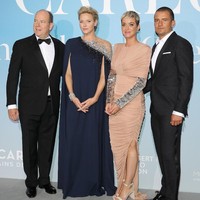 Katy Perry dan Orlando Bloom juga berpose bersama Pangeran Albert dan Putri Charlene dari Monako malam itu. Kedua pasangan kerajaan, menjadi tuan rumah untuk acara tersebut. Foto: Getty Images