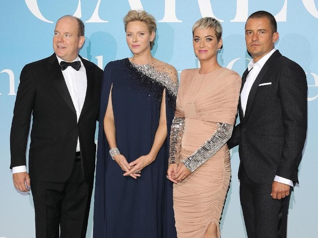 Katy Perry dan Orlando Bloom juga berpose bersama Pangeran Albert dan Putri Charlene dari Monako malam itu. Kedua pasangan kerajaan, menjadi tuan rumah untuk acara tersebut. Foto: Getty Images