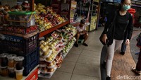 Di lantai dasar terowongan terdapat pedagang yang menjual aneka dagangan.