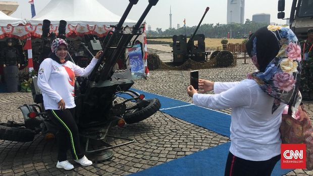 Antusiasme Anak-anak Melihat Pameran Alutsista TNI