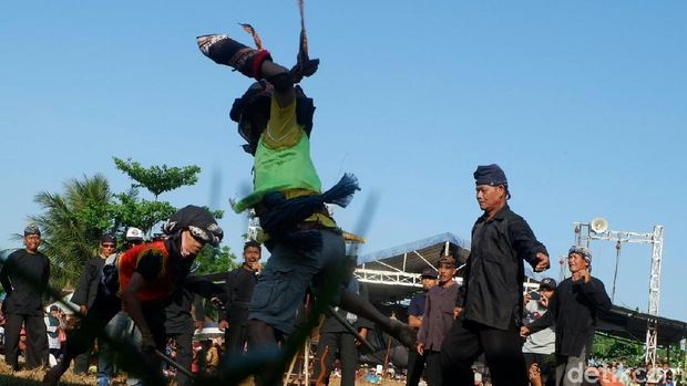 Tradisi Ujungan untuk meminta hujan di Banjarnegara.