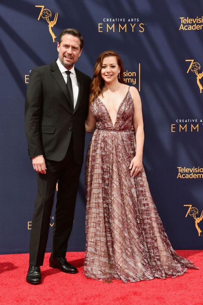Alyson Hannigan dan Alexis Denisof adalah pasangan yang bertemu dalam serial TV, Buffy the Vampire Slayer. Mereka berdua memutuskan menikah setelah serial tersebut selesai pada 2003. Keduanya kini telah dikaruniai seorang anak. Foto: Alberto E. Rodriguez/Getty Images