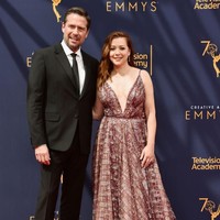 Alyson Hannigan dan Alexis Denisof adalah pasangan yang bertemu dalam serial TV, Buffy the Vampire Slayer. Mereka berdua memutuskan menikah setelah serial tersebut selesai pada 2003. Keduanya kini telah dikaruniai seorang anak. Foto: Alberto E. Rodriguez/Getty Images