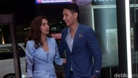Mikha dan Daniel tampil dengan pakaian rapi malam itu. Mikha memakai gaun berwarna biru muda, sementara Daniel tampil dengan gaun biru tua. Foto: Noel/detikHOT
