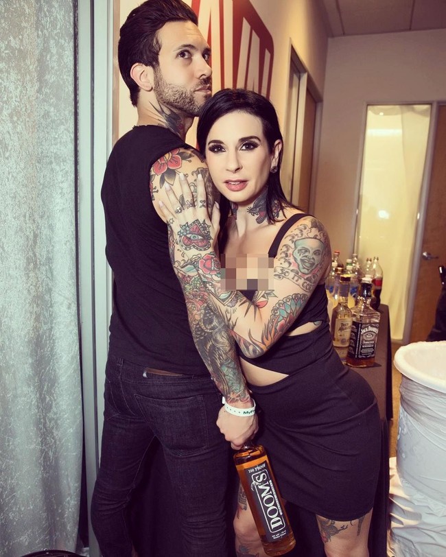 Ini Joana Angel dan suaminya Aaron Small Hands. Kisah cinta keduanya unik karena berangkat dari latar belakang mereka yang sama-sama menjadi bintang porno.  Foto: Instagram