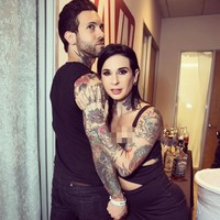 Ini Joana Angel dan suaminya Aaron Small Hands. Kisah cinta keduanya unik karena berangkat dari latar belakang mereka yang sama-sama menjadi bintang porno.  Foto: Instagram