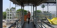 Sempat Hampir Roboh, JPO Depan Samsat Jakbar Berfungsi Lagi