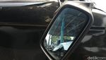 Mengais Rezeki dari Bangkai Mobil