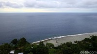 Pantai Wutung berbatasan langsung dengan Samudera Pasifik.