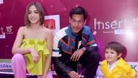 Ketiganya terlihat serasi dan kompak bak sebuah keluarga. Pool/Noel/detikFoto.