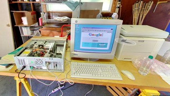 Mesin pencari sebesar Google dibuat di komputer yang sangat sederhana ini lho. Foto: Google