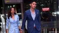 Tak sendirian, Mikha Tambayong gandeng kekasihnya Daniel Wenas ke Insert Awards yang digelar di Gedung TransTV.  Foto: Noel/detikHOT