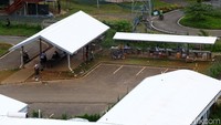 Di belakang pos perbatasan PNG itu terdapat sebuah terminal sederhana untuk para warga usai berbelanja di Pasar Skouw di Indonesia.