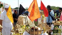 Pantauan di apron Bandara Ngurah Rai, Kuta, Badung, Bali, Jumat (28/9/2018) upacara ini digelar sejak pukul 10.00 Wita. Alunan gamelan mengiringi prosesi upacara. Prosesi ini dipimpin satu sulinggih.