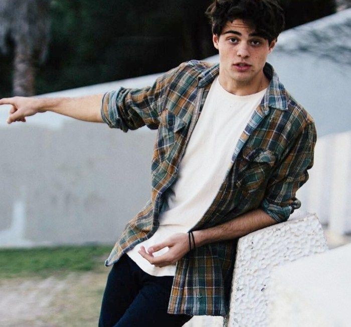 Pose Keren Noah Centineo 'To All The Boys I've Loved 