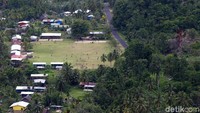 Dari kejauhan terlihat juga lapangan yang digunakan warga PNG untuk bermain sepakbola.