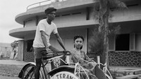 Inilah becak yang menjadi transportasi umum masyarakat Indonesia yang masih bertahan hingga kini. Three Lions/Getty Images.