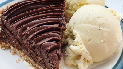 Legitnya Chocolate Pie Manis dan Lembut Untuk Teman Ngeteh