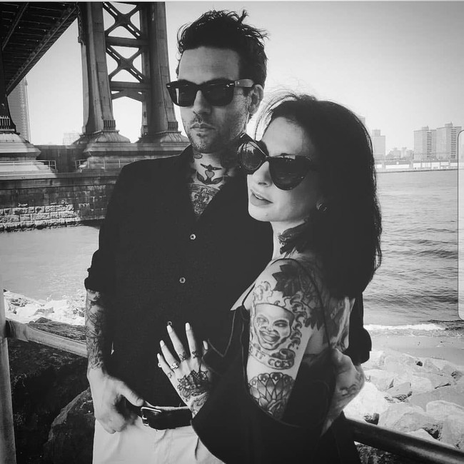 Joana dan Aaron pun kini mengaku menjalani hubungan rumah tangga yang saling setia. Tentu saja monogami diartikan beragam bagi setiap orang. Bagi Joana dan Aaron, koneksi emosi dan berhubungan seks dilandaskan cinta berarti hubungan yang setia.  Foto: Instagram