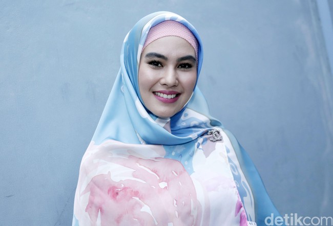 Sejumlah artis memutuskan untuk berhijab di tahun 2018. Salah satu penampilan yang berubah 180 derajat adalah Kartika Putri. Ia memutuskan untuk memakai hijab syari dan menikah dengan seorang habib di tahun ini. Foto: Palevi S/detikFoto