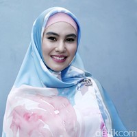 Sejumlah artis memutuskan untuk berhijab di tahun 2018. Salah satu penampilan yang berubah 180 derajat adalah Kartika Putri. Ia memutuskan untuk memakai hijab syari dan menikah dengan seorang habib di tahun ini. Foto: Palevi S/detikFoto