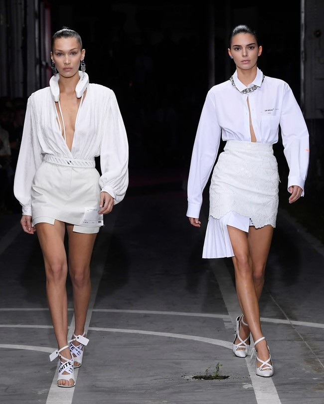 Fashion show Off-White di Paris Fashion Week, Kamis (27/9/2018), mempertemukan Kendall Jenner dan Bella Hadid di catwalk. Kompak berbalut busana serba putih, dua model papan atas itu berjalan bersama untuk membuka peragaan koleksi Spring 2019 rancangan Virgil Abloh. Sebuah pemandangan yang jarang terlihat. (Foto: Dok. Vogue)