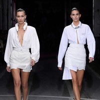 Fashion show Off-White di Paris Fashion Week, Kamis (27/9/2018), mempertemukan Kendall Jenner dan Bella Hadid di catwalk. Kompak berbalut busana serba putih, dua model papan atas itu berjalan bersama untuk membuka peragaan koleksi Spring 2019 rancangan Virgil Abloh. Sebuah pemandangan yang jarang terlihat. (Foto: Dok. Vogue)