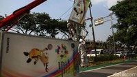 Petugas menurunkan box Asian Games 2018.