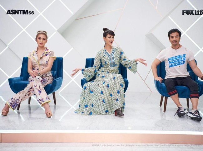 Jessica Iskandar didapuk sebagai juri tamu Asias Next Top Model (AsNTM) Cycle 6. Muncul di episode 6, ia bersandingan dengan dua juri utama, yakni model senior Cindy Bishop dan fotografer selebriti Yu Tsai. (Foto: Instagram/asntm_id)