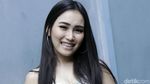 Gaya Santai Ayu Ting Ting dengan Daster dan Sandal, Yay or Nay?