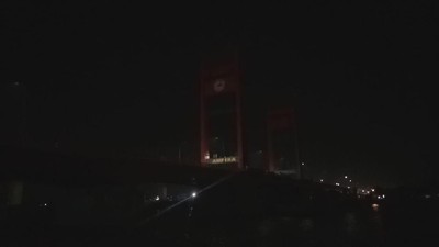 Foto: Jembatan Ampera Gelap Gulita karena Belum Bayar PLN