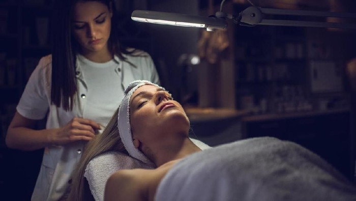Walau risikonya sangat kecil, HIV bisa juga menular lewat facial yang tidak higienis (Foto: iStock) Walau risikonya sangat kecil, HIV bisa juga menular lewat facial yang tidak higienis (Foto: iStock)