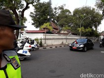 Pengendara Pakai Rotator Ilegal Harusnya Malu, Rombongan Jokowi Aja Ikut Antre saat Terjebak Macet