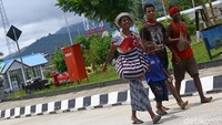 Pemandangan itu sudah biasa terjadi di wilayah perbatasan antar-dua negara tetangga di bagian timur Indonesia, terutama pada hari pasar.