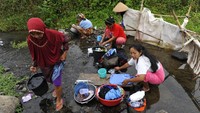 Hal serupa terjadi juga di daerah Tasikmalaya, Jawa Barat. Musim kemarau yang berkepanjangan menyebabkan warga melakukan aktivitas Mandi Cuci Kakus (MCK) di aliran Sungai Ciwulan Kampung Tamansari, Tasikmalaya. Meskipun aliran sungai itu sudah tercemar limbah, warga tak memiliki pilihan lain karena sumber air mereka di kampung itu sudah mengering sejak tiga bulan terakhir. Antara Foto/Adeng Bustomi.