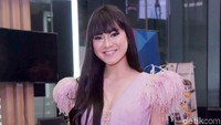 Felicya Angelista tampil menawan dengan dress pink seperti putri di serial Disney. Foto: Noel/detikFoto