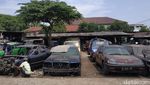 Mengais Rezeki dari Bangkai Mobil