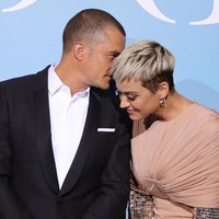 Pasangan ini juga saling flirting sepanjang acara, seperti yang diunggah Katy Perry di Instagram storiesnya. Mereka juga terlihat saling berbisik dan menyentuh satu sama lain. Foto: Getty Images