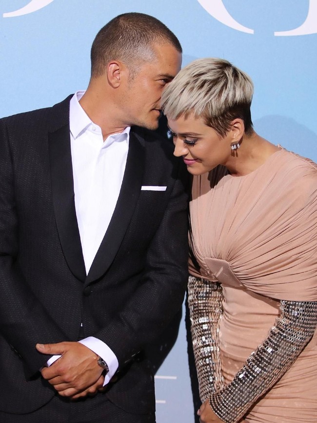 Pasangan ini juga saling flirting sepanjang acara, seperti yang diunggah Katy Perry di Instagram storiesnya. Mereka juga terlihat saling berbisik dan menyentuh satu sama lain. Foto: Getty Images