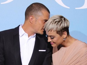 Orlando Bloom Beri Cincin Tunangan yang Mirip ke Katy Perry dan Miranda Kerr